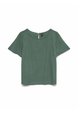 Blusa verde a maniche corte con scollo rotondo e una piccola chiusura con bottone sul retro, mostrata distesa su uno sfondo bianco.