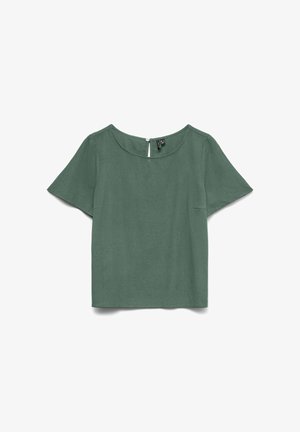 Blusa verde a maniche corte con scollo rotondo e una piccola chiusura con bottone sul retro, mostrata distesa su uno sfondo bianco.