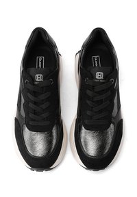 Sneaker sportive nere con tomaia in pelle e camoscio texturizzati. Presentano una suola cremisi spessa e lacci neri tradizionali.