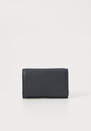 Portafoglio in pelle blu navy con finitura testurizzata, forma rettangolare e un piccolo dettaglio con logo sul frontale. Design compatto e minimalista.