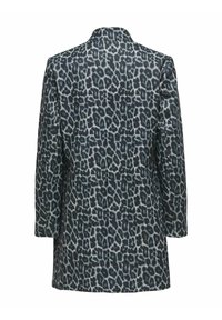 Manteau en imprimé léopard en tissu doux, présentant une palette de couleurs bleu foncé et gris, des manches longues et un design moderne sans col.