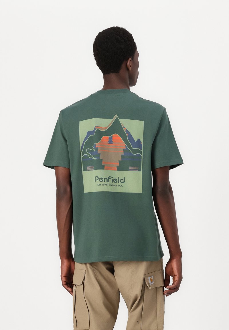 Penfield FOREFOUNDER MOUNTAIN BACK - Apdrukāts T-krekls - cilantro