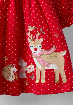 Rotes Kleid mit weißen Punkten, verziert mit gestickten Rentieren, Vögeln, einem Igel und einer Maus, die einen Brief hält. Akzente bestehen aus goldenen Fäden.