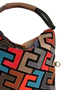 Multicolore draagtas met een geometrisch patroon van in elkaar grijpende vormen. Gemaakt van textuurstof met leren accenten. Voorzien van een bruine handgreep.