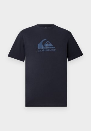 Camiseta de algodón azul marino con un gran logo de Quiksilver en celeste que presenta un diseño de ola y montaña en la parte frontal. Mangas cortas, cuello redondo.