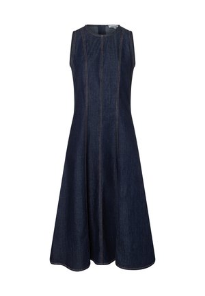 Robe sans manches en denim bleu foncé avec encolure ronde, corsage ajusté, coutures verticales et jupe évasée.