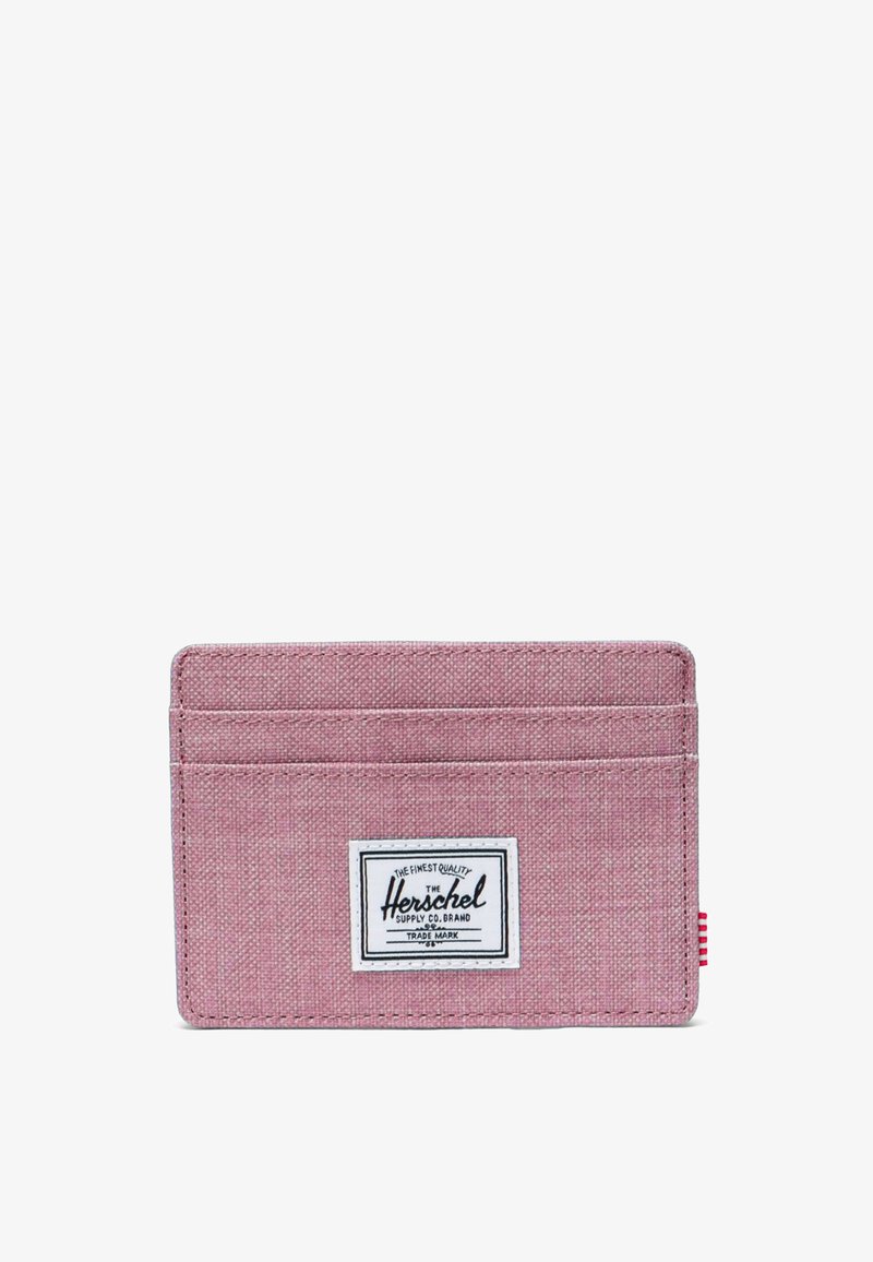 Różowy materiałowy wizytownik z wieloma przegródkami, z białą metką marki. Teksturowana powierzchnia i przeszywane krawędzie. Kompaktowy, prostokątny kształt.