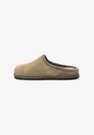 Beige suède instap-slipper met een zachte, pluche voering en een platte, donkere loopzool. Gebogen vorm met een ronde neus. Eenvoudig, naadloos ontwerp.
