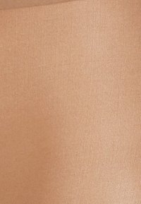 Beiger, elastischer Stoff mit glatter, leicht glänzender Oberfläche und vertikalem Rillenmuster, geeignet für enganliegende Kleidung.