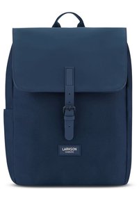 Marineblauwe rugzak met een gladde, matte afwerking, een klep met sluiting die wordt beveiligd door een riem, en een klein voorlabel met de tekst "LARKSON HAMBURG."
