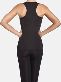Czarny bezrękawnik sportowy o dopasowanym kroju, gładkiej fakturze i okrągłym dekolcie. Tył ma szerokie ramiączka i smukłą sylwetkę.