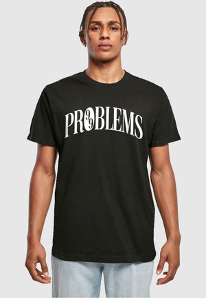 Sort bomulds t-shirt med ordet "PROBLEMS" i store hvide bogstaver. Korteærmer med rund halsudskæring og en afslappet pasform.