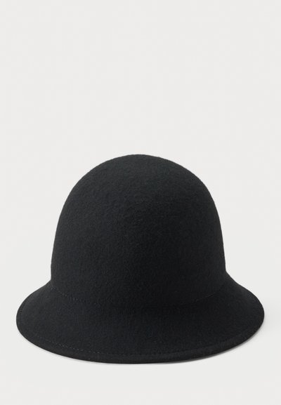 Chapeau cloche noir en feutre, avec un dessus lisse et arrondi, une large bordure et des détails de couture subtils, conçu pour la chaleur et la protection.