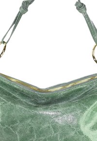 Groene leren tas met een gekreukte textuur, voorzien van een gouden ritssluiting en ronde gouden hardwareaccenten op de schouderband voor verstelbare lengte.