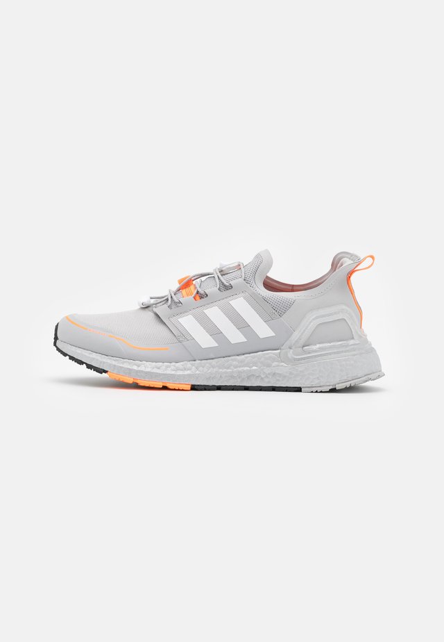 ULTRABOOST PRIMEKNIT RUNNING SHOES - Zapatillas de running neutras - grey two/footwear white/signal orange