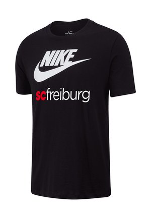 Sort Nike T-shirt med hvid swoosh-logo og teksten "sc freiburg" i rødt og hvidt foran, korte ærmer, rund hals.