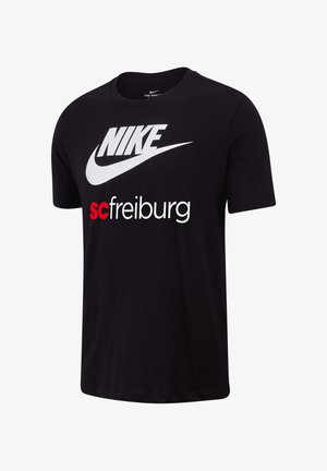 Czarny T-shirt Nike z białym logo Swoosh oraz napisem "sc freiburg" w kolorze czerwonym i białym na przedzie, krótki rękaw, okrągły dekolt.