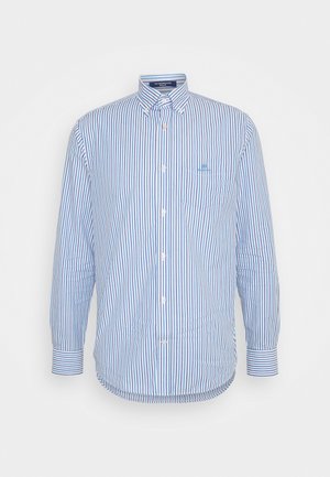 Chemise homme à manches longues boutonnée avec rayures verticales bleues et blanches, col boutonné, poche poitrine et poignets boutonnés.