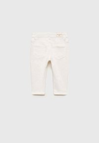 Pantaloni capri din denim alb, cu o croială dreaptă, având două buzunare la spate și un etichetă pe talie. Textură netedă și design curat.