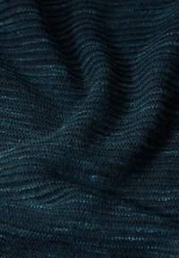 Dunkelgrüner, gestrickter Stoff mit einem strukturierten, wellenförmigen Muster. Die Fäden enthalten Blautöne für Tiefe und schaffen einen reichen, mehrtonalen Effekt.