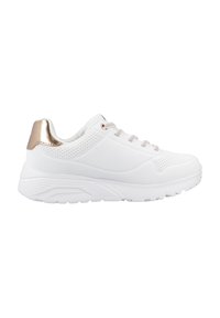 Baskets blanches avec un design texturé, présentant un accent métallisé rose doré au niveau du talon et des lacets gris clair. Semelle en caoutchouc.