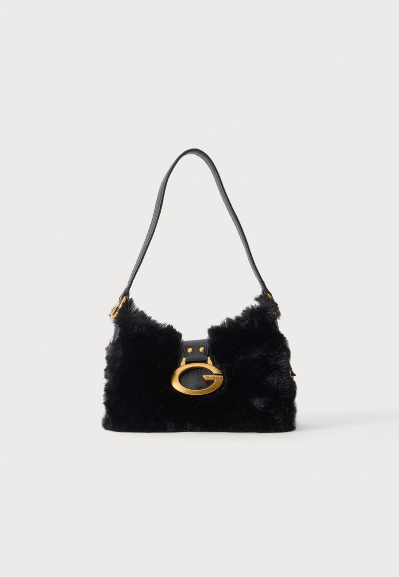 Petit sac à main noir en fausse fourrure avec une seule bandoulière et une grande boucle ovale dorée à l'avant avec le nom de la marque.