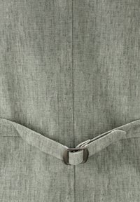 Grauer Leinenstoff mit einer dezenten Textur, präsentiert mit einem taillierten Bund und einem runden metallischen Verschlussdetail. Einfaches, klares Design mit minimalen Linien.