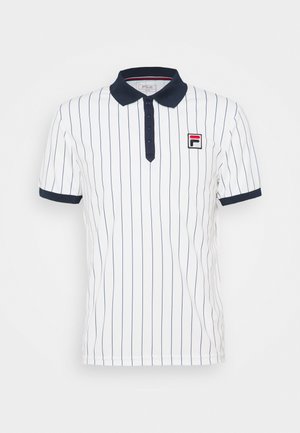 Weißes Poloshirt mit dünnen vertikalen marineblauen Streifen, marineblauem Kragen und Ärmelsäumen, vierknöpfiger Knopfleiste und kleinem Logo-Patch auf der Brust.