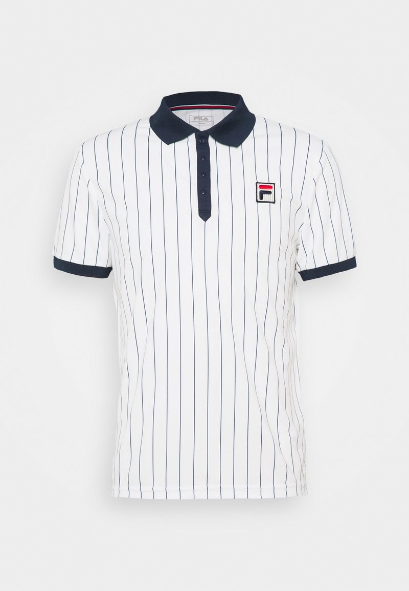 Polo blanc avec fines rayures verticales bleu marine, col et poignets bleu marine, patte de boutonnage à quatre boutons et petit écusson logo sur la poitrine.