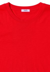 Rotes Kurzarm-T-Shirt aus glattem Stoff, mit einem klassischen Rundhalsausschnitt und einem Etikett mit der Aufschrift "CECIL", das im Kragen gestickt ist.