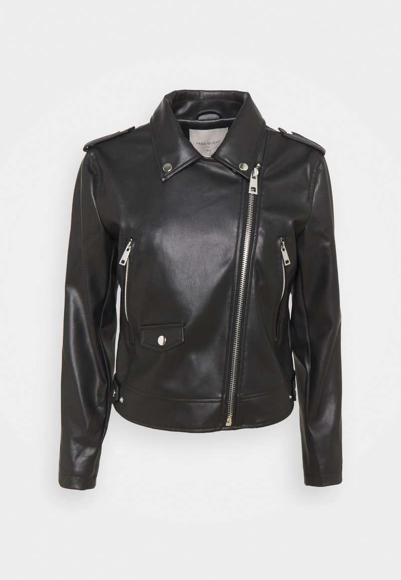 Giubbotto da motociclista in pelle nera con colletto a denti, cerniere argento e numerose tasche. Presenta una forma aderente e una texture liscia.