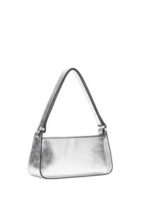 Silberne Lederhandtasche mit glatter Textur, rechteckiger Form, kurzem Schulterriemen und schwarzen Akzenten an den Kanten.