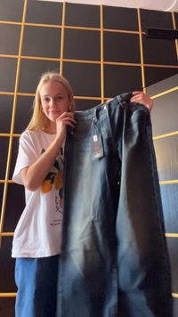 Jeanși din denim cu spălare închisă și croială dreaptă. Prezintă bucle pentru curea, buzunare frontale și o etichetă atașată la talie.
