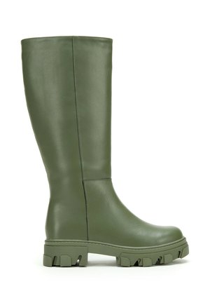 Hoher olivgrüner Lederstiefel mit grobem Profilabsatz und glattem Obermaterial, Seitenansicht auf weißem Hintergrund.