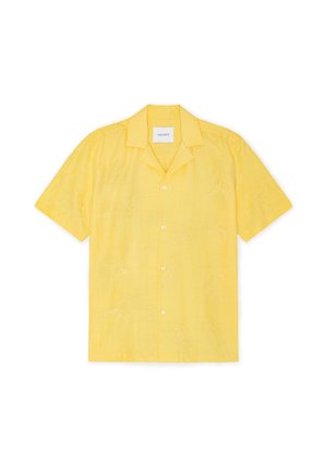 Κίτρινο πουκάμισο με κοντά μανίκια, κατασκευασμένο από ελαφρύ ύφασμα, με διακριτικές λεπτομέρειες κεντήματος και κλασικό γιακά, με κουμπιά στο μπροστινό μέρος.