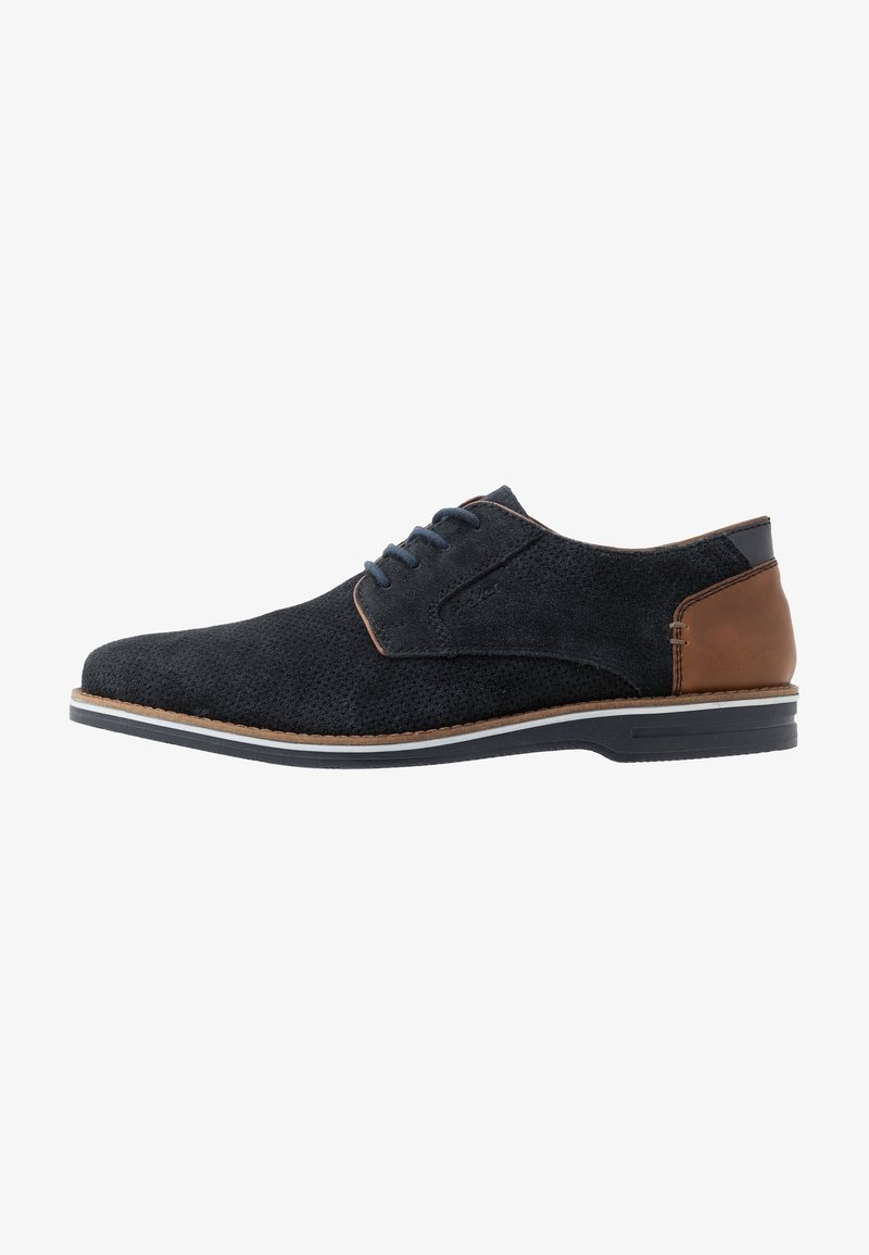 Chaussure habillée noire texturée à lacets avec talon en cuir marron et semelle noire vue de profil sur fond blanc.