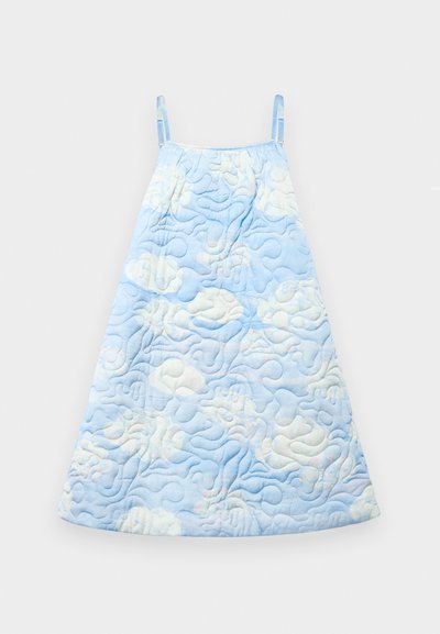 Gequilted jurk in lichtblauw met een wolkenpatroon, voorzien van verstelbare bandjes en een uitlopende A-lijn vorm. Zachte textuur, casual ontwerp.