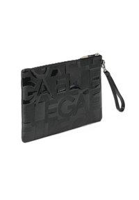 Clutch in vernice nera con lettering stampato, chiusura a zip e tracolla rimovibile. Presenta una texture liscia e elegante e una forma rettangolare.