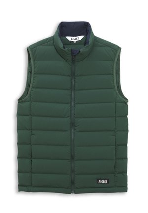 Chaleco puffy verde con cuello alto, cierre de cremallera y textura acolchada. Presenta un forro interior azul marino y una etiqueta de marca en la parte inferior.