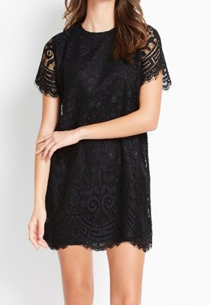 Robe en dentelle noire à manches courtes, motif floral, ourlet festonné et tissu texturé. Encolure ronde simple, coupe ample.