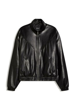 Czarna bomberka z imitacji skóry, z przednim zamkiem błyskawicznym, elastycznymi ściągaczami przy rękawach i dole oraz dwoma ukośnymi przednimi kieszeniami.