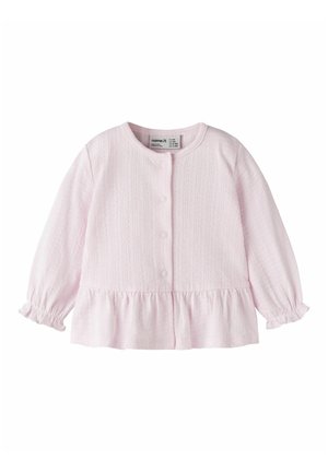 Cardigan para bebé de color rosa claro con mangas largas, escote redondo, botones en la parte delantera, tejido texturizado y bajo y puños con volantes.