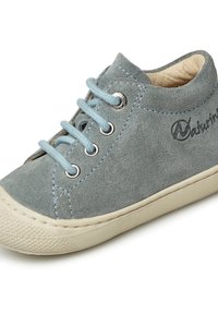 Scarpa in suede grigio chiaro con una texture liscia, lacci blu e suola in gomma bianca. Include occhielli in argento e logo sul lato.