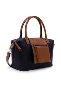Borsa a mano in nylon blu navy con dettagli in pelle marrone, doppi manici superiori, una tracolla removibile e una tasca frontale con zip e dettagli di cucitura.