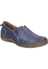 Scarpa in pelle blu senza lacci con cuciture a contrasto, punta rotonda e suola in gomma testurizzata. Presenta pannelli elastici ai lati per una facile calzata.