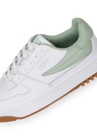 Sneaker bianca con dettagli verde menta, caratterizzata da una finitura in pelle testa di moro, punta arrotondata, design con lacci e suola in gomma con suola in gomma naturale.