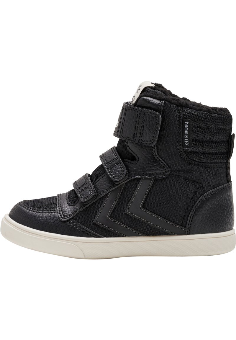 Sneakers alte nere con parte superiore testurizzata, dotate di due cinturini in Velcro, fodera nera morbida e suola in gomma bianca.