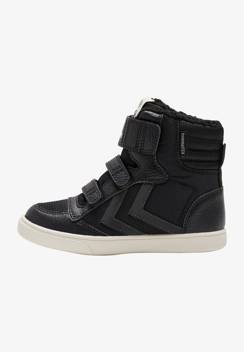 Schwarze High-Top-Sneaker mit strukturiertem Obermaterial, ausgestattet mit zwei Klettverschlüssen, einem weichen schwarzen Futter und einer weißen Gummisohle.
