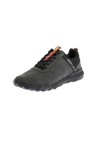 Czarne buty sportowe wykonane z fakturowanej skóry i siateczki. Posiadają wytrzymałą gumową podeszwę, czerwone akcenty na języku oraz logo z boku.