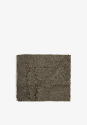 Złożony ciemnobrązowy wełniany szalik z frędzlami na białym tle.